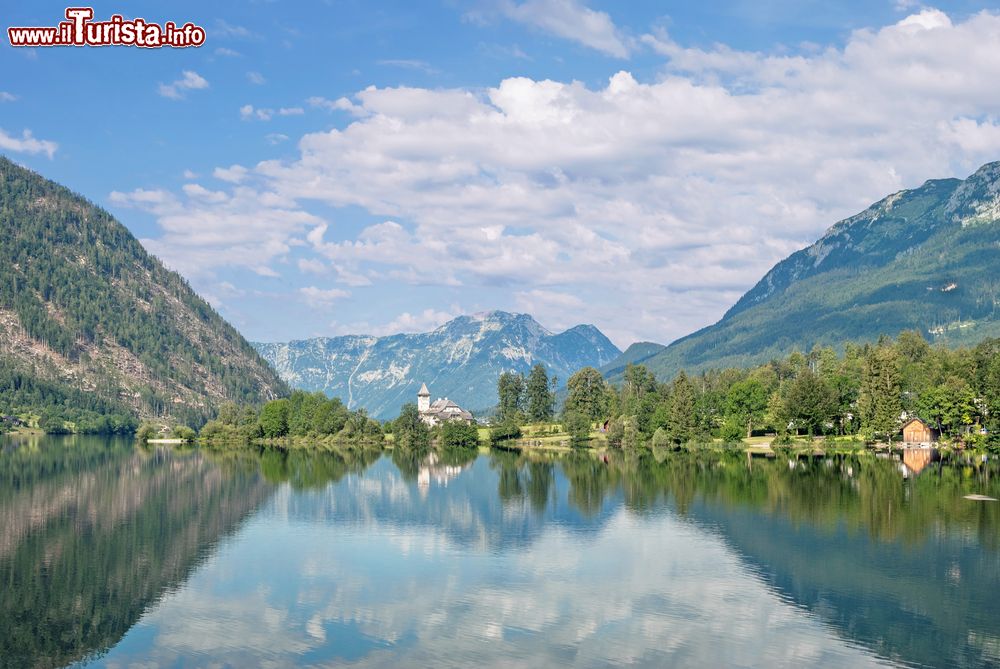 Immagine Il tranquillo lago alpino Grundlsee vicino a Bad Aussee in Stiria, alpi austriache