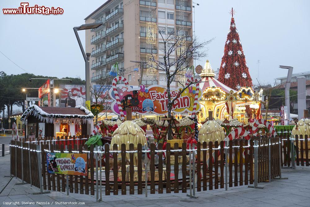 Immagine Il Trenino Express, giostra per i bambini, al Christmas Village di Jesolo, Veneto - © Stefano Mazzola / Shutterstock.com