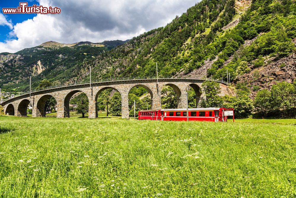 Immagine Il trenino rosso del Bernina Express sotto il viadotto, Svizzera.