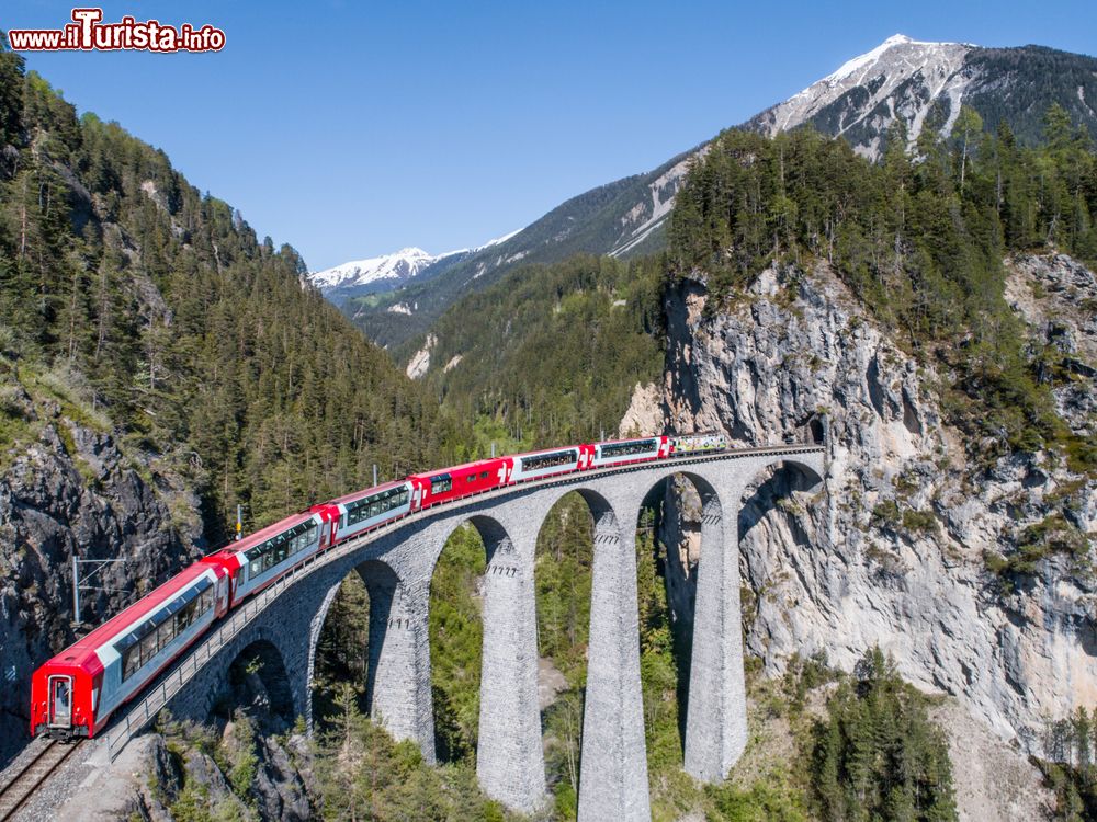 Immagine Il trenino rosso del Bernina sul viadotto Landwasser, Filisur - Albula in Svizzera