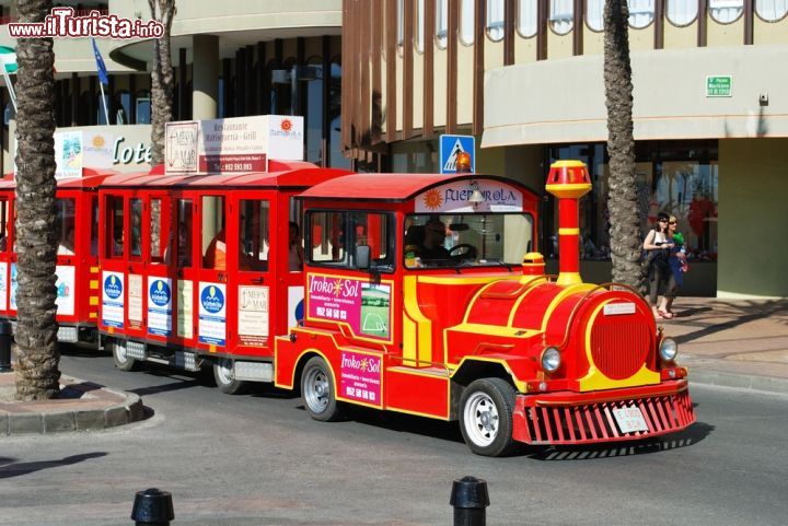 Immagine Il trenino turistico accompagna alla scoperta della città di Fuengirola, Spagna - © Arena Photo UK / Shutterstock.com