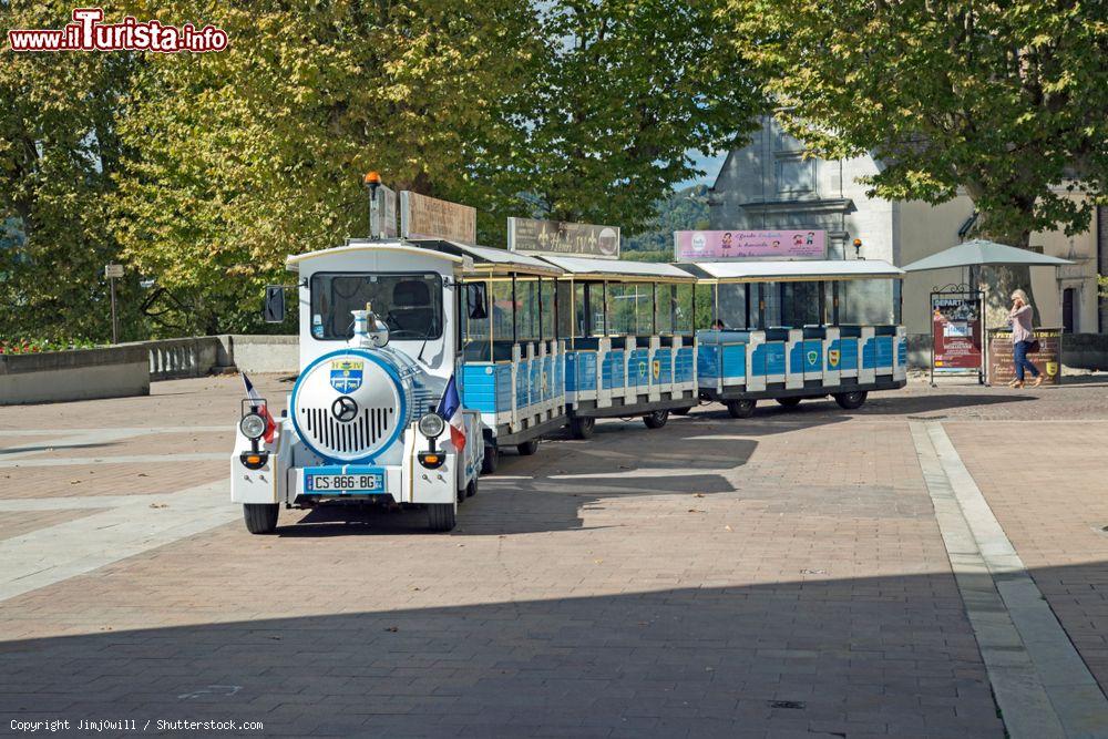 Immagine Il trenino turistico che porta alla scoperta della città di Pau, Francia - © Jimj0will / Shutterstock.com