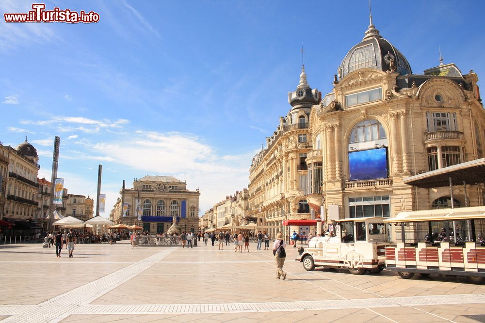 Immagine Il trenino turistico di Montpellier in Piazza della Commedia in estate (Francia).