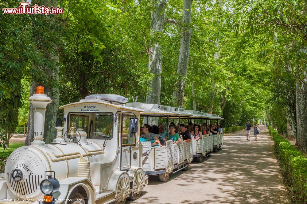 Immagine Il trenino turistico nel giardino del principe a Aranjuez, Spagna. Il paesaggio culturale di questa cittadina rivela il complesso intreccio fra natura e uomo. Nel 2001 è stato dichiarato patrimonio mondiale Unesco - © Takashi Images / Shutterstock.com