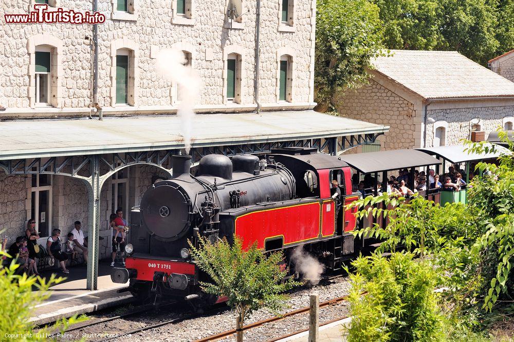 Immagine Il trenino turistico nella stazione ferroviaria di Anduze si prepara a partire per Saint-Jean-du-Gard, Francia - © Gilles Paire / Shutterstock.com