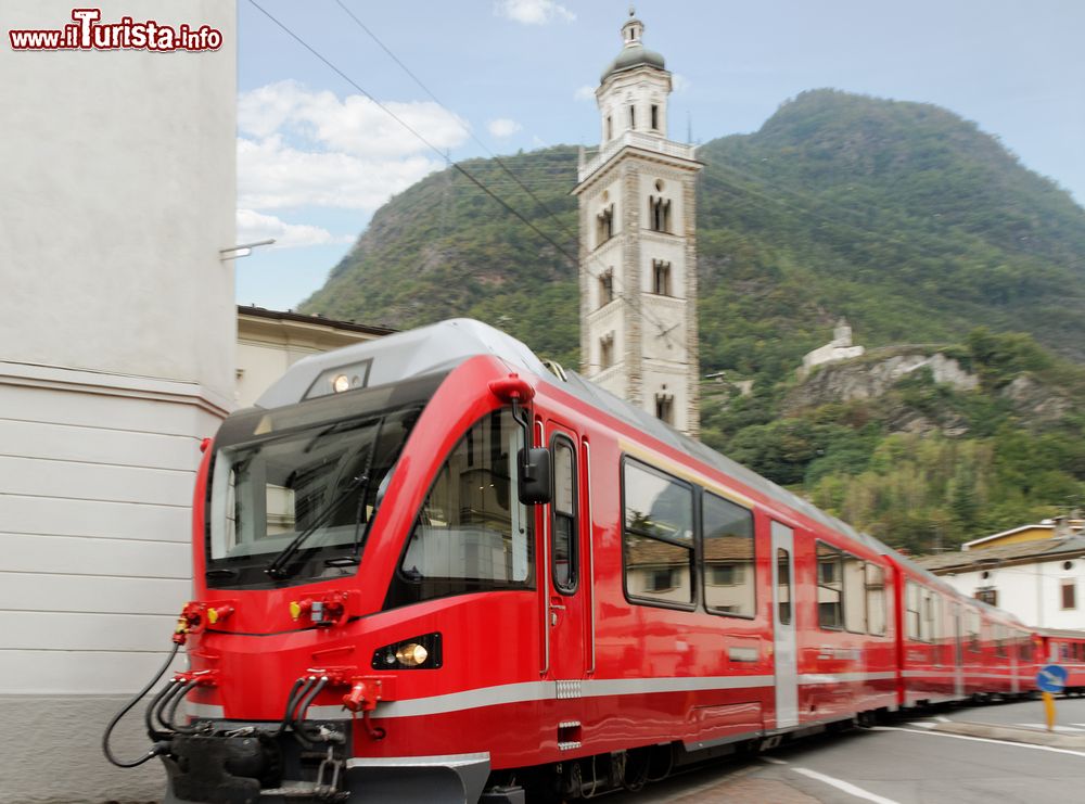 Immagine Il treno Bernina express arriva alla staione di Tirano in Lombardia