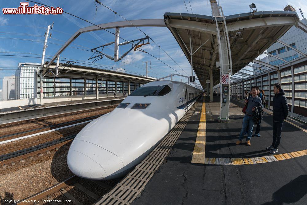 Immagine Il treno Shinkansen JR700 nella Stazione JR di Himaji nel Kansai, in Giappone. - © Tooykrub / Shutterstock.com