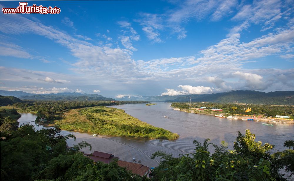 Immagine Il Triangolo d'Oro, famoso luogo turistico a Chiang Saen, provincia di Chiang Rai, Thailandia. Questa zona montuosa compresa fra Birmania, Laos e Thailandia deve il suo nome al fatto che buona parte dell'oppio acquistato nelle città di frontiera veniva pagato con "barre d'oro".