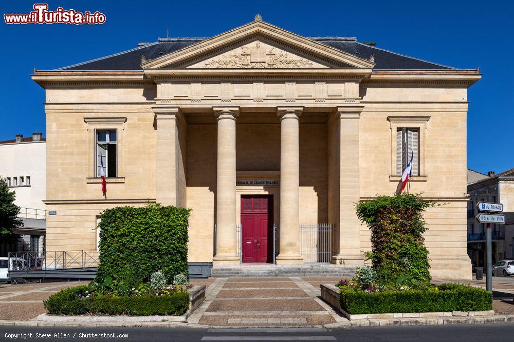 Immagine Il Tribunale della Grande Istanza nella città di Bergerac, Francia: a ospitarlo è un elegante edificio in stile neoclassico - © Steve Allen / Shutterstock.com