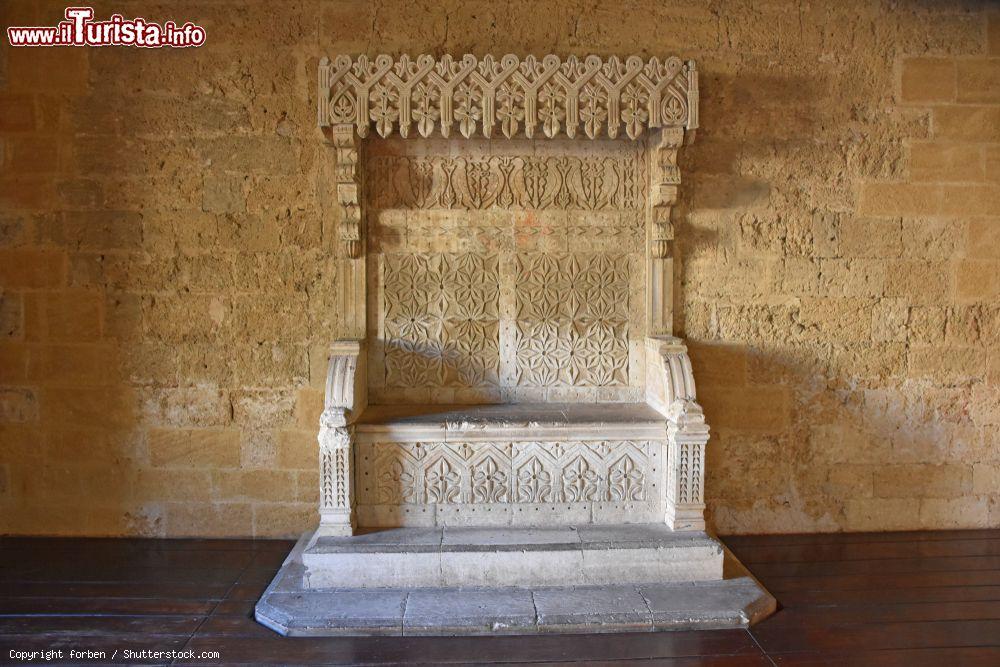 Immagine Il trono del re al castello normanno-svevo di Gioia del Colle, provincia di Bari, Puglia. E' stato costruito in pietra nel corso del restauro del 1907 con frammenti scultorei recuperati nella fortezza in seguito a delle demolizioni - © forben / Shutterstock.com