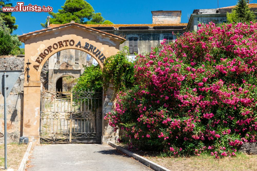 Immagine Il vecchio aeroporto di Orbetello in Toscana, appena fuori le mura cittadine