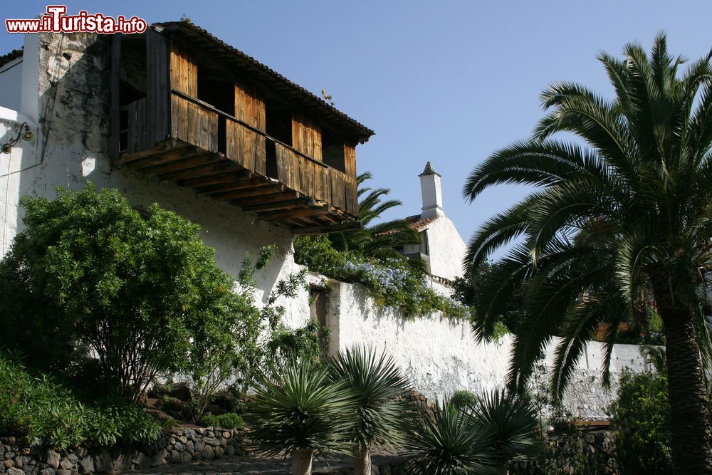 Immagine Il vecchio balcone in legno di una casa di Icod de los Vinos, Tenerife, Spagna.