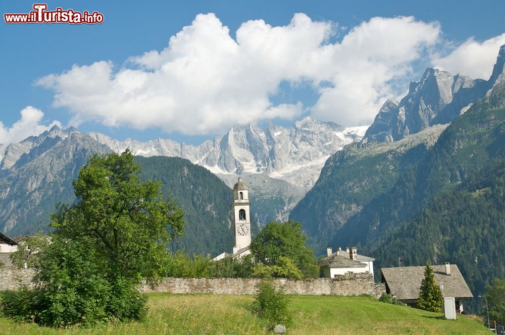 Immagine Il vecchio borgo di Soglio con la chiesetta di San Lorenzo, Svizzera.