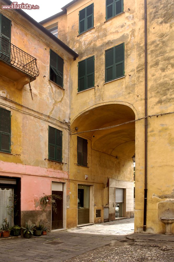 Immagine Il vecchio centro di Albenga, Liguria. La città presenta uno dei centri storici meglio conservati della Riviera ligure di Ponente.