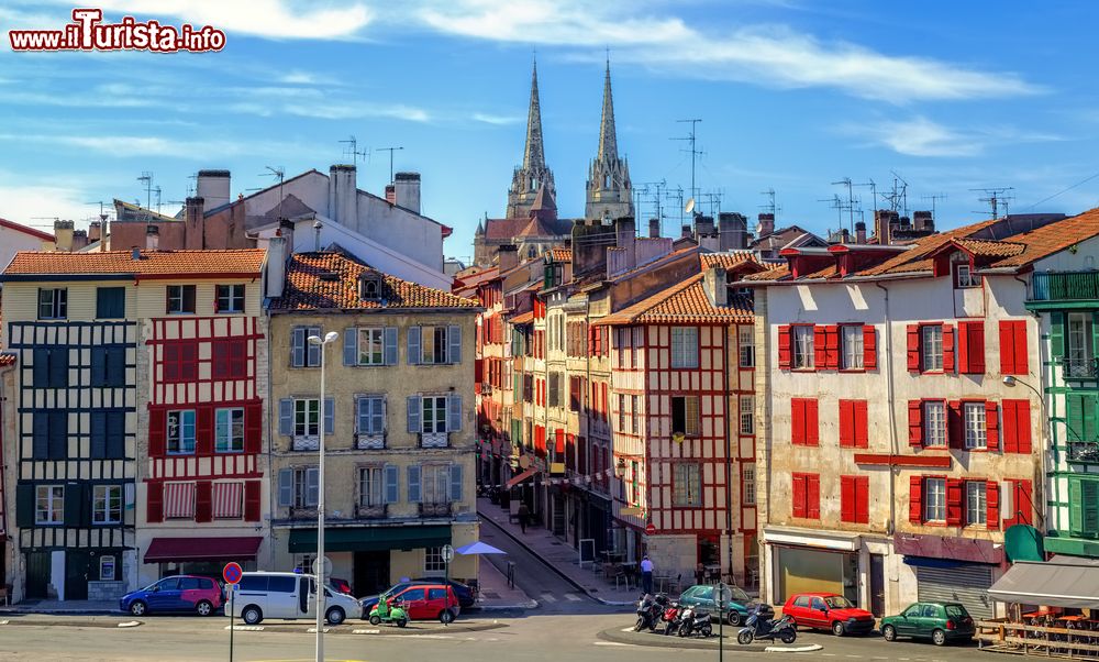 Immagine Il vecchio centro storico di Bayonne (Francia) con le tipiche case colorate realizzate con architettura a graticcio.