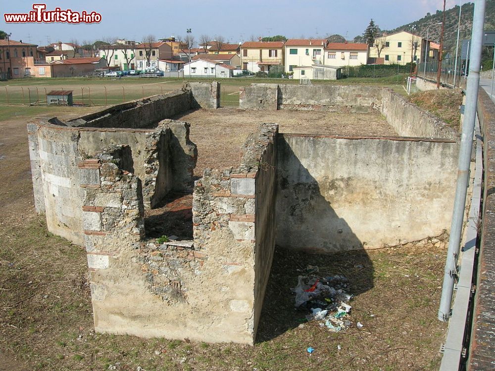 Immagine Il vecchio cimitero di Uliveto Terme in Toscana - © Taccolamat - CC BY-SA 2.5 it, Wikipedia