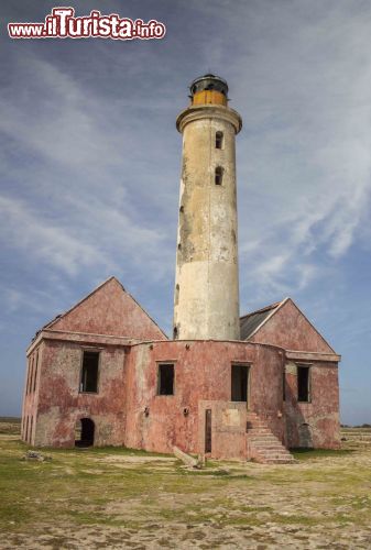 Immagine Il vecchio faro di Klein Curacao, Regno dei Paesi Bassi. A parte una casa sulla spiaggia e alcune capanne, l'unica altra costruzione presente sulla "piccola" Curacao è un vecchio faro di avvistamentento.