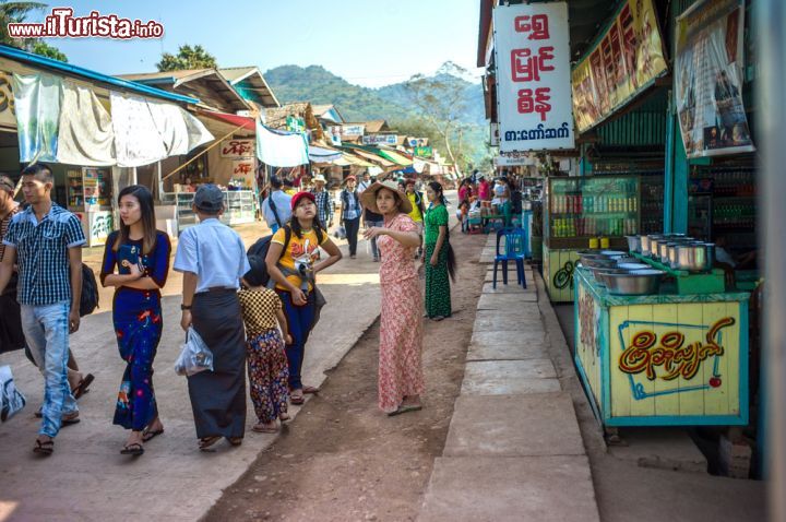 Immagine Il vecchio mercato di  Kyaiktiyo che si tiene all'ingresso della Golden Rock - © maodoltee / Shutterstock.com
