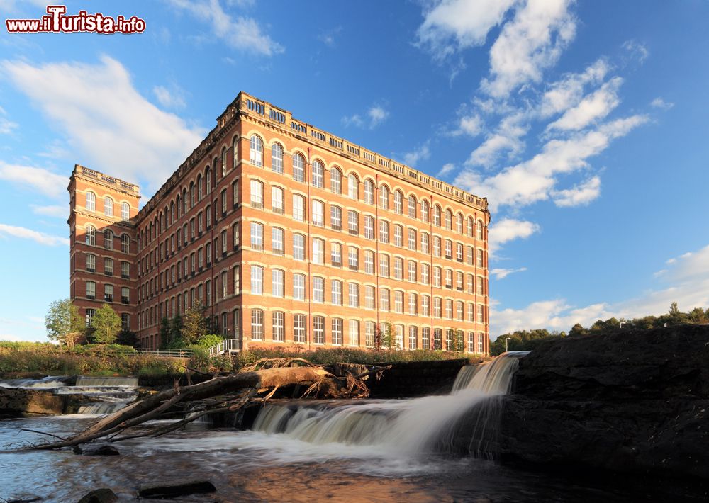 Immagine Il vecchio mulino di Paisley con le cascate sul fiume Cart, Scozia, UK.