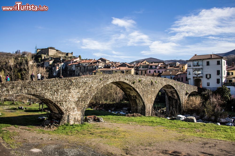 Immagine Il vecchio ponte della Cresa sul torrente Verde a Pontremoli, Toscana. Costruito in muratura, risale al XIV° secolo.