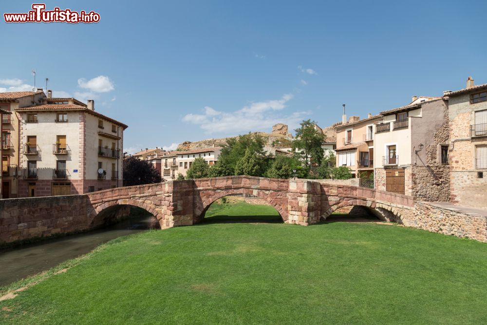 Immagine Il vecchio ponte romanico sul fiume Gallo a Molina de Aragon, Guadalajara (Spagna).
