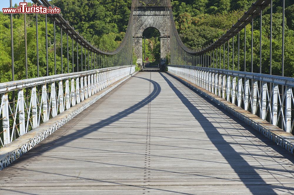 Immagine Il vecchio ponte sospeso a St. Anne sull'isola de La Réunion, Francia d'oltremare. Questa località si trova nel territorio del comune di Saint Benoit ed è attraversata da diversi fiumi.
