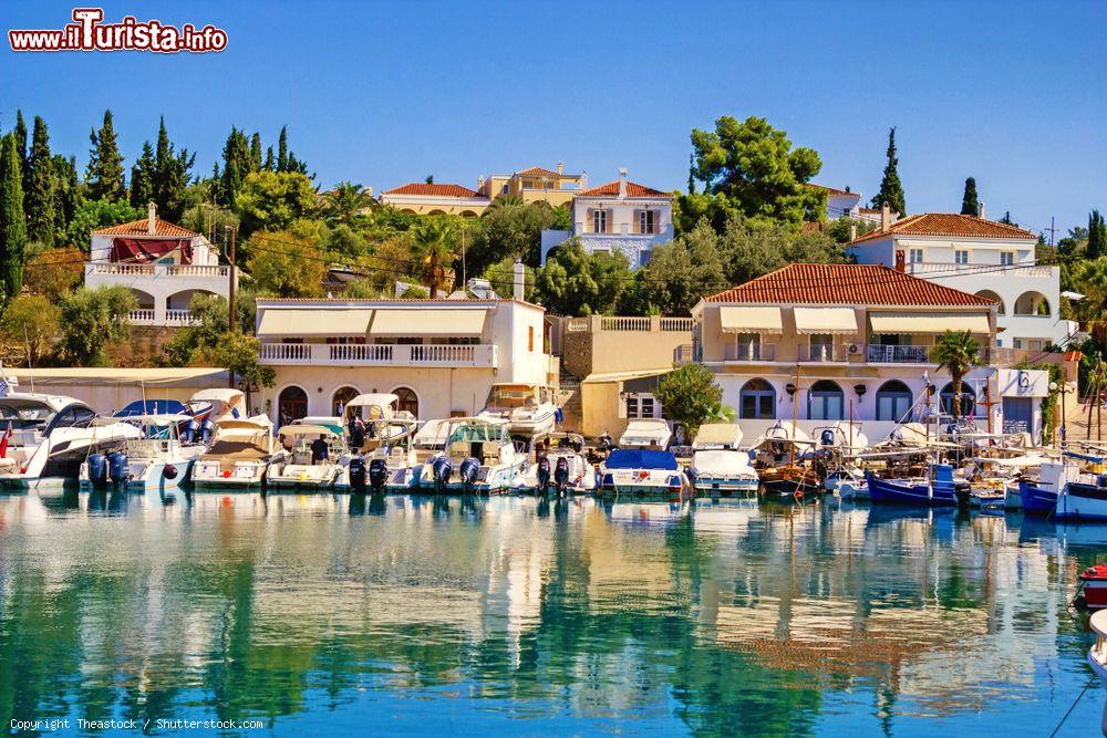 Immagine Il vecchio porto dell'isola di Spetses, Grecia, con le barche da pesca ormeggiate - © Theastock / Shutterstock.com