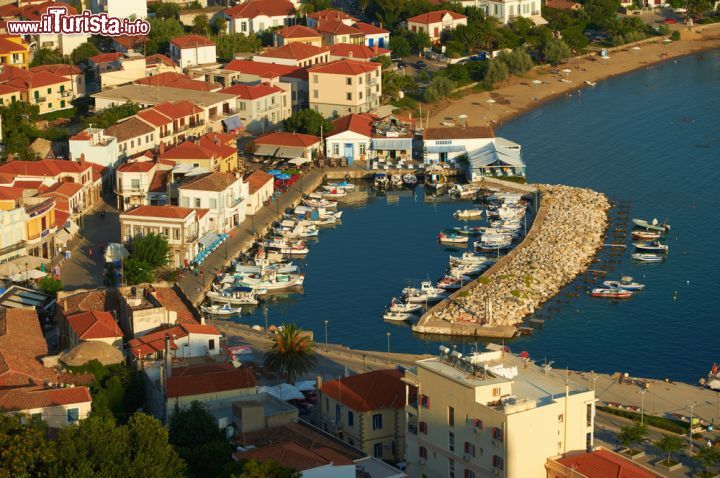 Immagine Vecchio porto di Mirina a Lemnos, Grecia - Una bella veduta aerea della città portuale di Mirina, la più grande dell'isola nonchè il capoluogo: le case, tutte ordinate e disposte l'una accanto all'altra, si affacciano sulle acque cristalline dell'Egeo © vlas2000 / Shutterstock.com