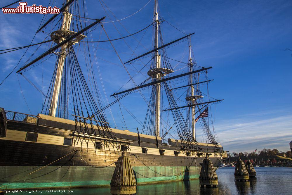Immagine Il veliero Constellation ormeggiato all'Inner Harbor di Baltimora, Maryland, Stati Uniti d'America. Costruito nel 1853 dal cantiere della Marina a Gosport, in Virginia, si presenta con scafo in legno e tre alberi a vele quadre. Il suo primo compito fu l'interdizione al commercio degli schiavi lungo le coste dell'Africa. Dal 1999, dopo essere stata ristrutturata, è ancorata a Baltimora e ospita un museo - © Vicki_Smith / Shutterstock.com