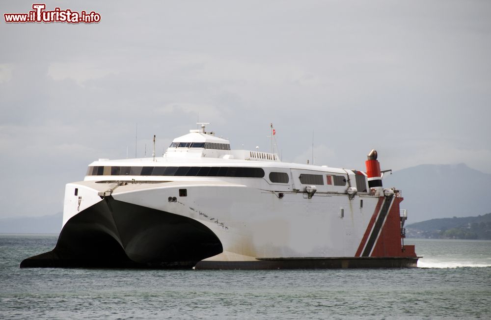 Immagine Il veloce catamarano che collega le isole di Trinidad e Tobago, America Centrale. Siamo nel tratto del golfo di Paria, sul lato occidentale del delta del fiume Orinoco.