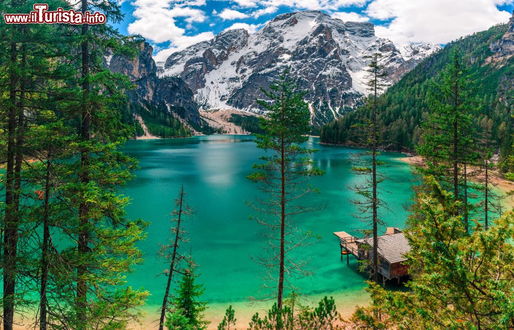 Immagine Il verde smeraldo delle acque del Lago di Braies in Alto Adige