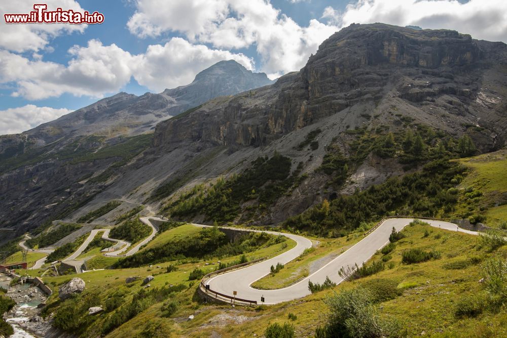 Immagine Il versante lombardo del Passo dello Stelvio, il valico più alto in Italia