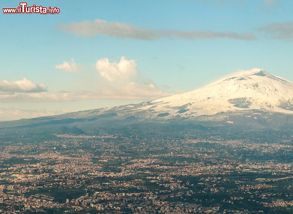 Immagine Il versante sud dell'Etna, Belpasso si trova nella parte di sinistra della foto.