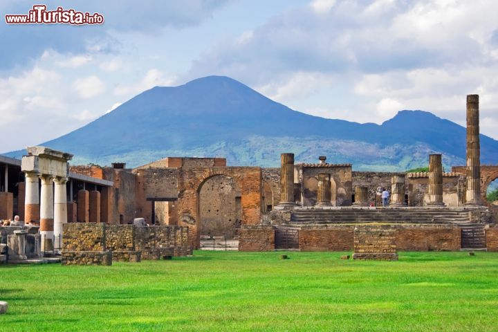 Immagine Panorama sul Vesuvio e Pompei, Campania  - 24 Agosto 79 d.C.: la lava solidificata che ostruiva il cratere del vulcano esplose per via dei gas interni frammentandosi in lapilli scagliati assieme alle ceneri sulla città di Pompei. Sepolto sotto oltre sei metri di detriti, il centro campano smise di esistere per secoli. Ancora oggi il profilo del vulcano sembra incombere sulle rovine di questa antica città © Sailorr / Shutterstock.com