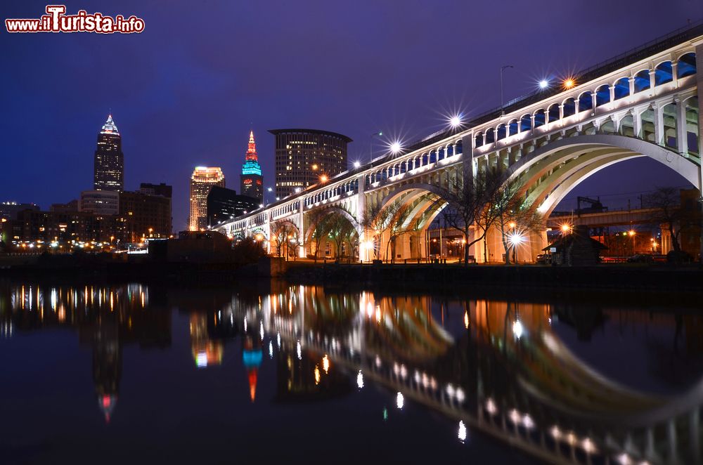 Immagine Il Veterans Bridge di Cleveland, Ohio, by night (Stati Uniti d'America). Sullo sfondo, skyline della cittadina fondata nel 1796 presso la foce del fiume Cuyahoga.