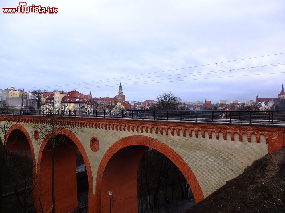 Immagine Il viadotto della stazione ferroviaria a Olsztyn, Polonia. Sullo sfondo, una bella veduta della città polacca tagliata in due dal fiume Lyna.