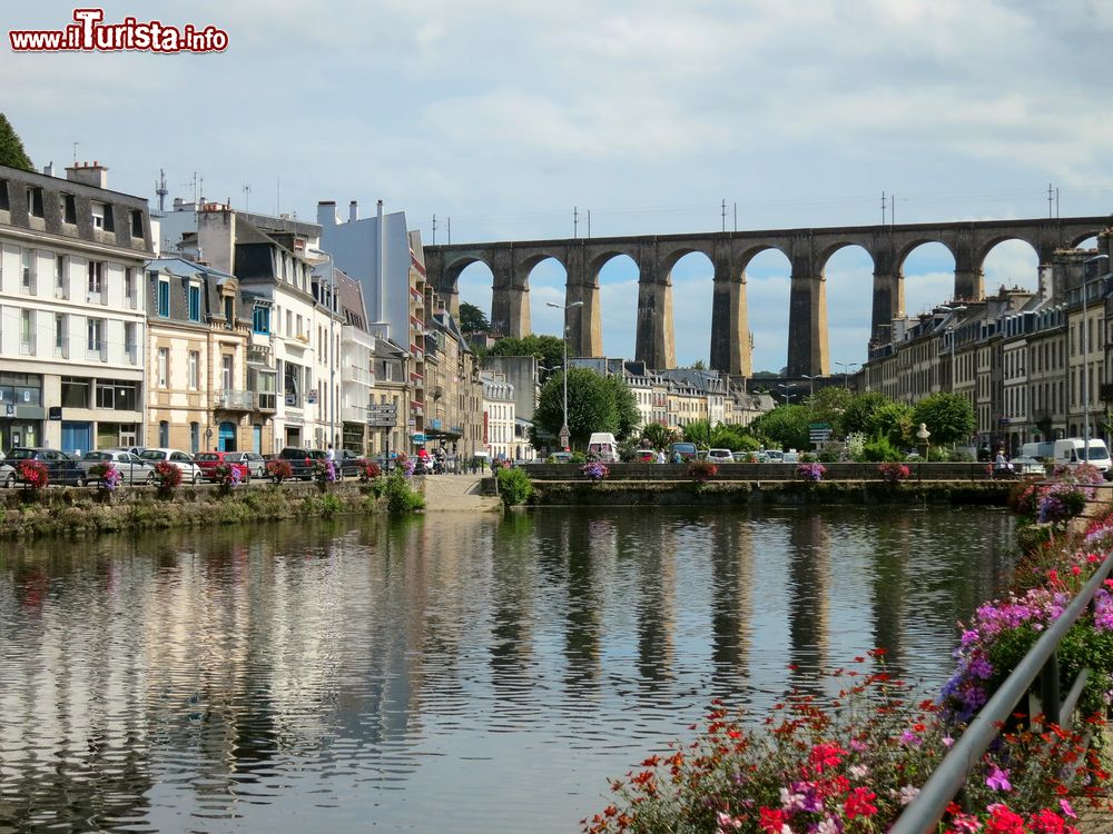 Immagine Il viadotto ferroviario di Morlaix, Bretagna, riflesso nelle acque del fiume omonimo (Francia).