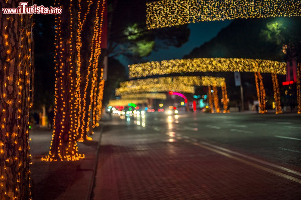 Immagine Il viale principale di Tirana illuminato di notte nel periodo natalizio (Albania).