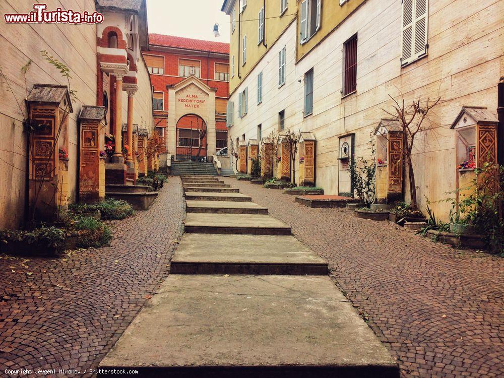 Immagine Il vicolo con gradini che porta alla chiesa cattolica di Asti, Piemonte - © Jevgeni Mironov / Shutterstock.com