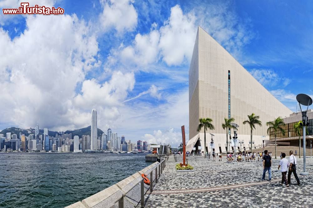 Immagine Il Victoria Harbour di Hong Kong (Cina) visto dalla banchina sulla Tsim Sha Tsui Promenade.