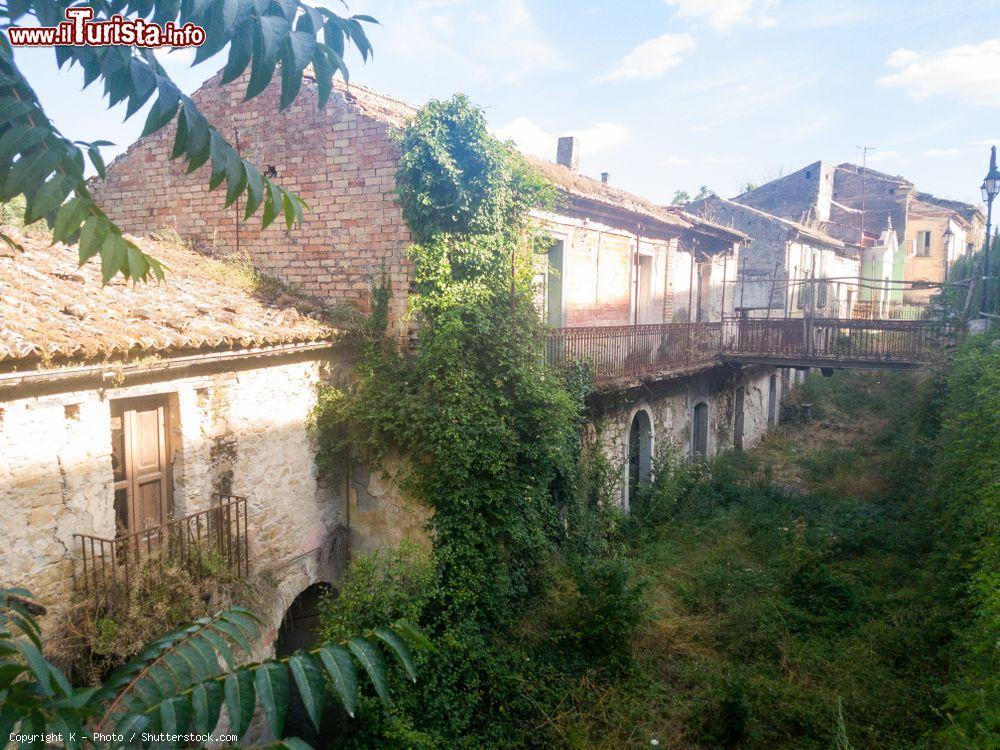 Immagine Il villaggio abbandonato di Apice Vecchio in provincia di Benevento. - © K - Photo / Shutterstock.com