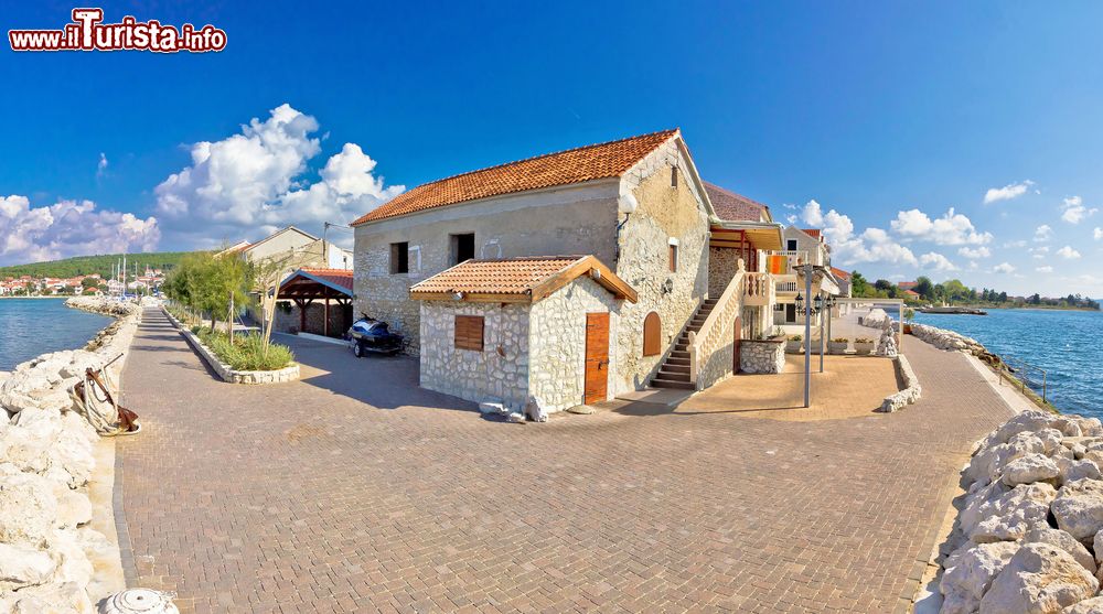 Immagine Il villaggio adriatico di Bibinje: veduta panoramica con il mare sullo sfondo, Croazia.