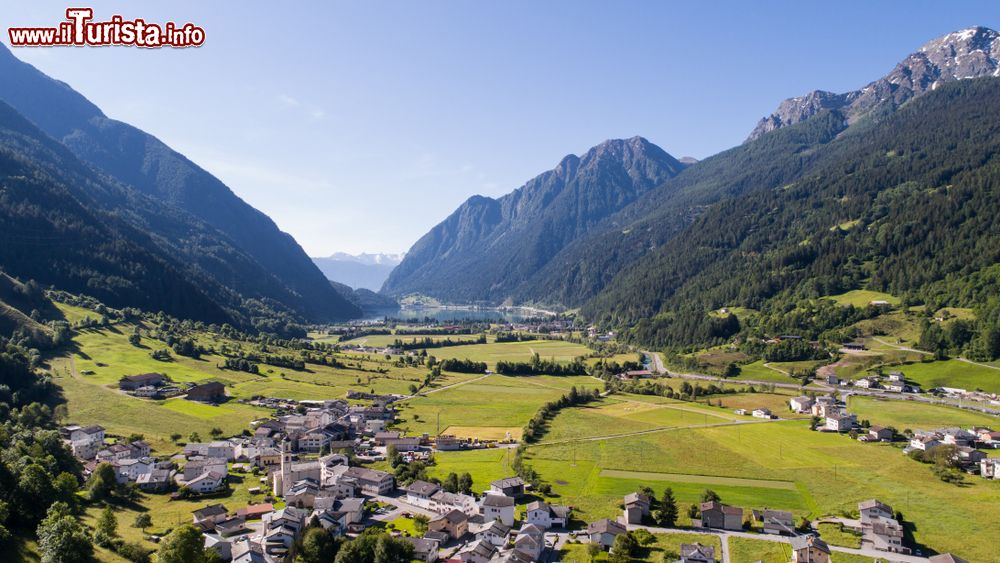 Immagine Il villaggio alpino di Poschiavo con il grazioso lago: siamo in Svizzera nella vallata di Poschiavo, delimitata a nord dal Passo del Bernina e a sud dal confine italiano con la città di Tirano.