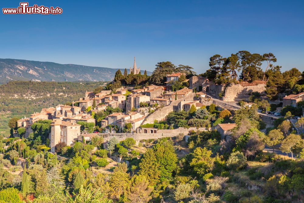 Immagine Il villaggio arroccato di Bonnieux in Provenza, Francia. Grazie a gioielli architettonici, elementi naturalistici e preziosità artistiche Bonnieux vanta il marchio turistico "Les Plus Beaux Villages de France".