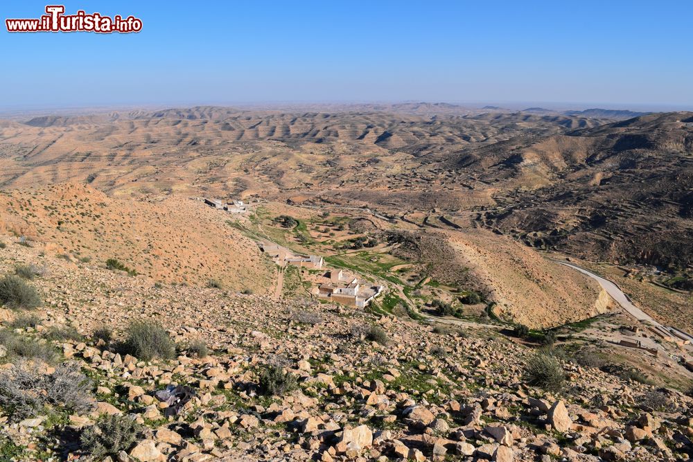 Immagine Il villaggio berbero di montagna di Toujane nei pressi di Medenine, Tunisia. E' diviso in due da una valle.