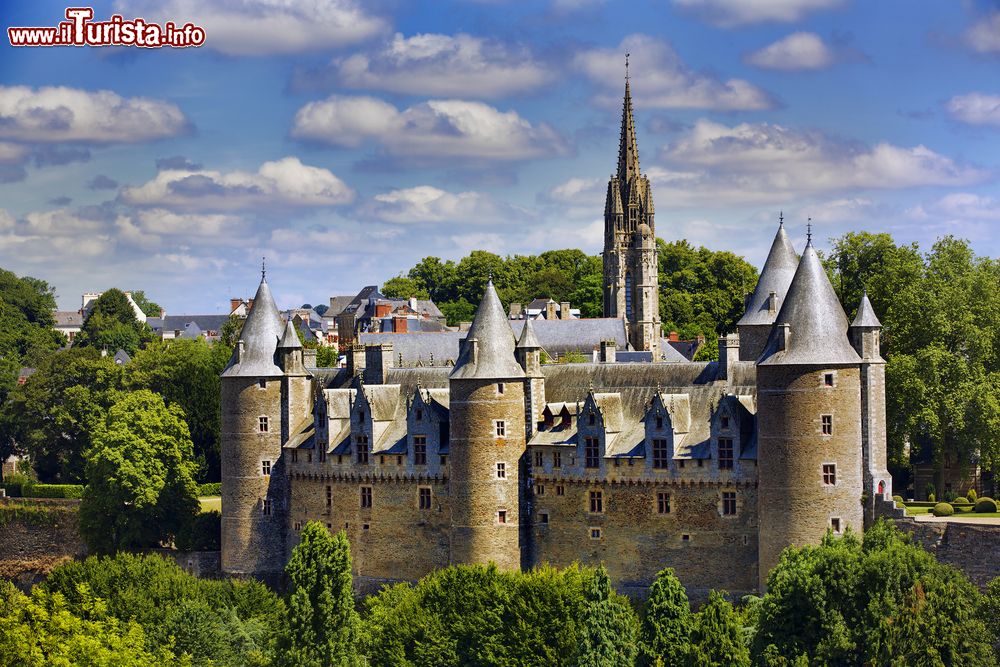Immagine Il villaggio bretone di Josselin e il suo castello in Francia.