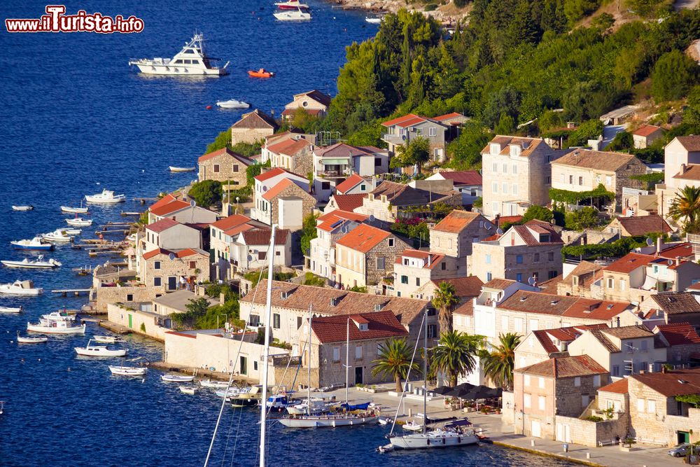 Immagine Il villaggio costiero di Vis, Croazia. Il segreto di quest'isola sta nell'isolamento forzato sino al 1989: destinata ad arsenale dalla Marina prima e poi a base navale da Tito, Vis è stata off limits al turismo. E' considerato l'ultimo paradiso naturalistico del Mediterraneo orientale.