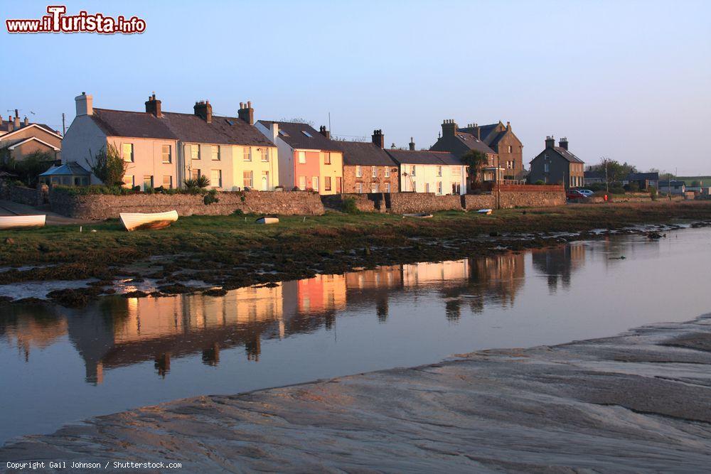 Immagine Il villaggio di Aberffraw e l'estuario con la bassa marea, Anglesey, Galles, UK. Questa località balneare dell'isola di Anglesey si affaccia sulla Baia di Caernarfon ed è situata lungo l'estuario del fiume Ffraw - © Gail Johnson / Shutterstock.com