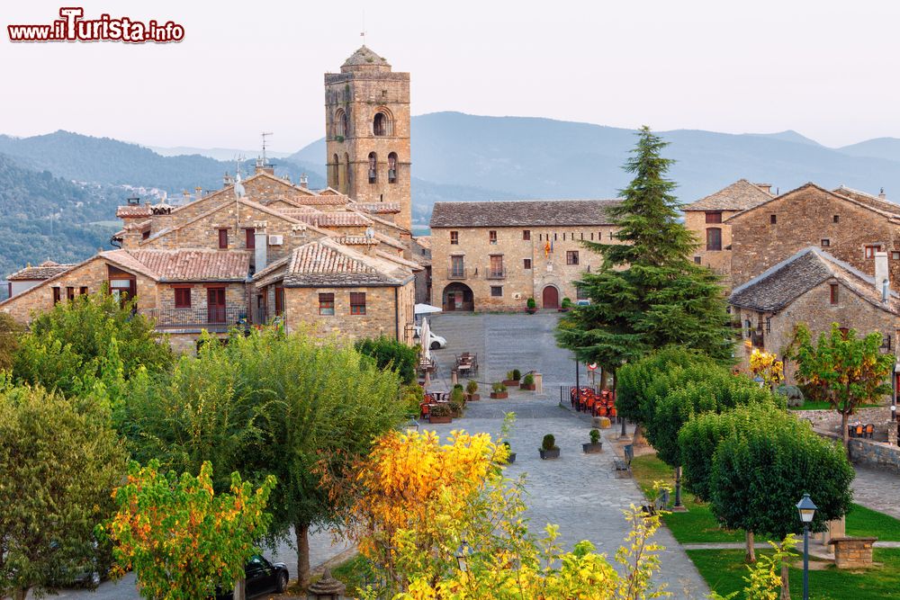 Immagine Il villaggio di Ainsa fotografato dall'alto, Pirenei, Spagna. Arroccato su un promontorio alla confluenza dei fiumi Ara e Cinca, il bel centro storico di Ainsa sorge attorno all'antica e porticata piazza Mayor. La città, un tempo capitale del vecchio regno di Sobrarbe, è caratterizzata da edifici medievali fra cui spicca il campanile romanico della chiesa.