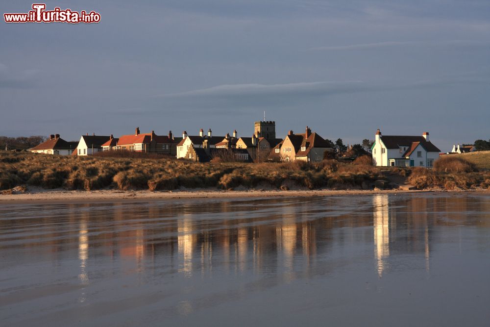 Immagine Il villaggio di Bamburgh fotografato dalla spiaggia sul mare del nord, Inghilterra
